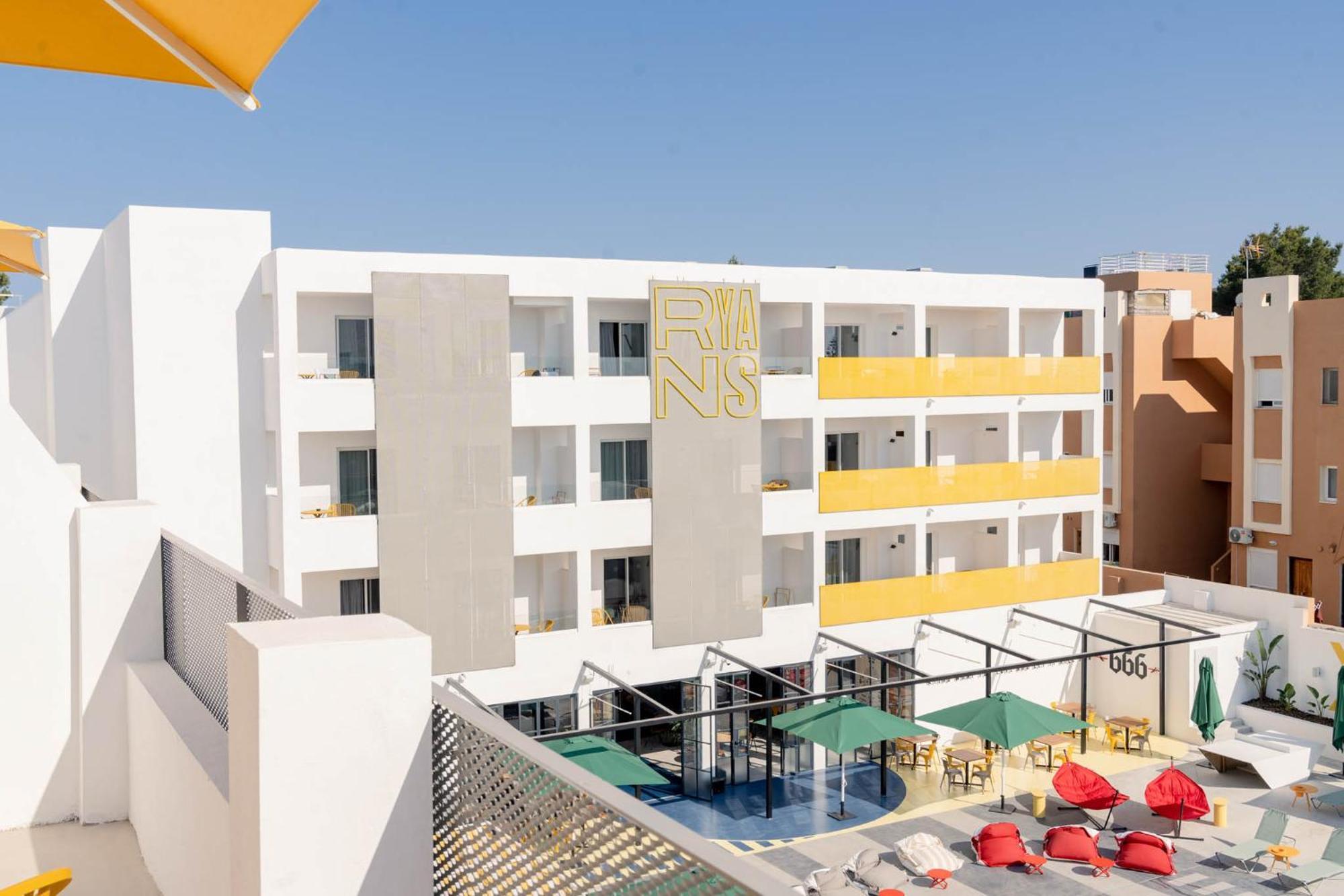Ryans Lolas - Adults Only Sant Antoni de Portmany Екстериор снимка