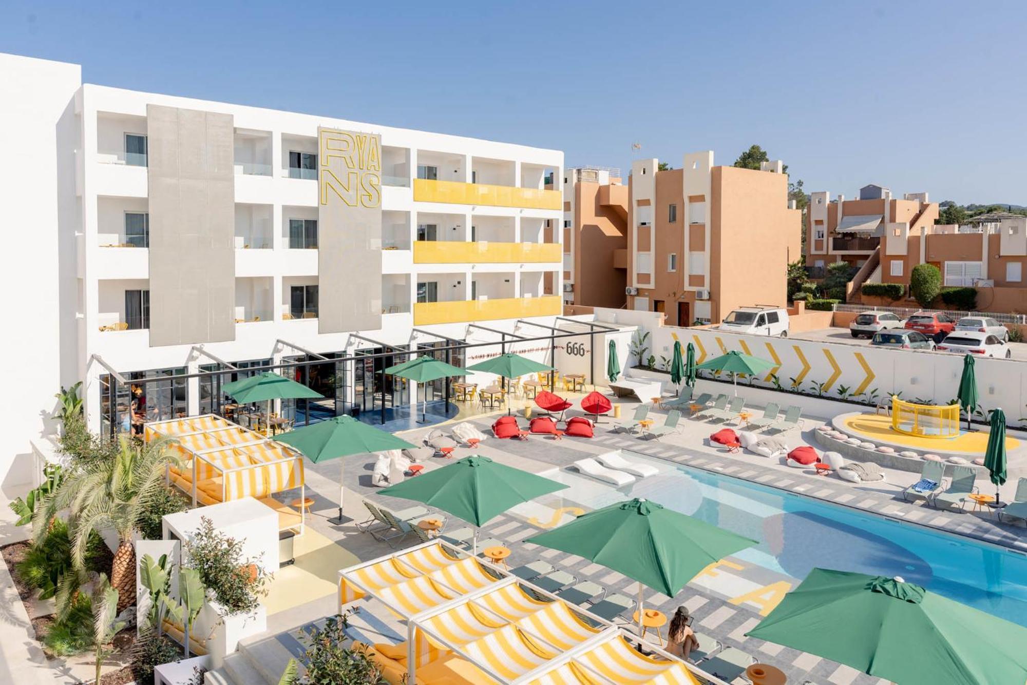 Ryans Lolas - Adults Only Sant Antoni de Portmany Екстериор снимка