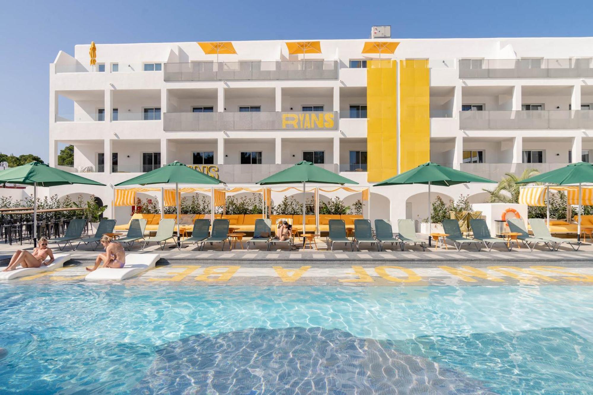 Ryans Lolas - Adults Only Sant Antoni de Portmany Екстериор снимка