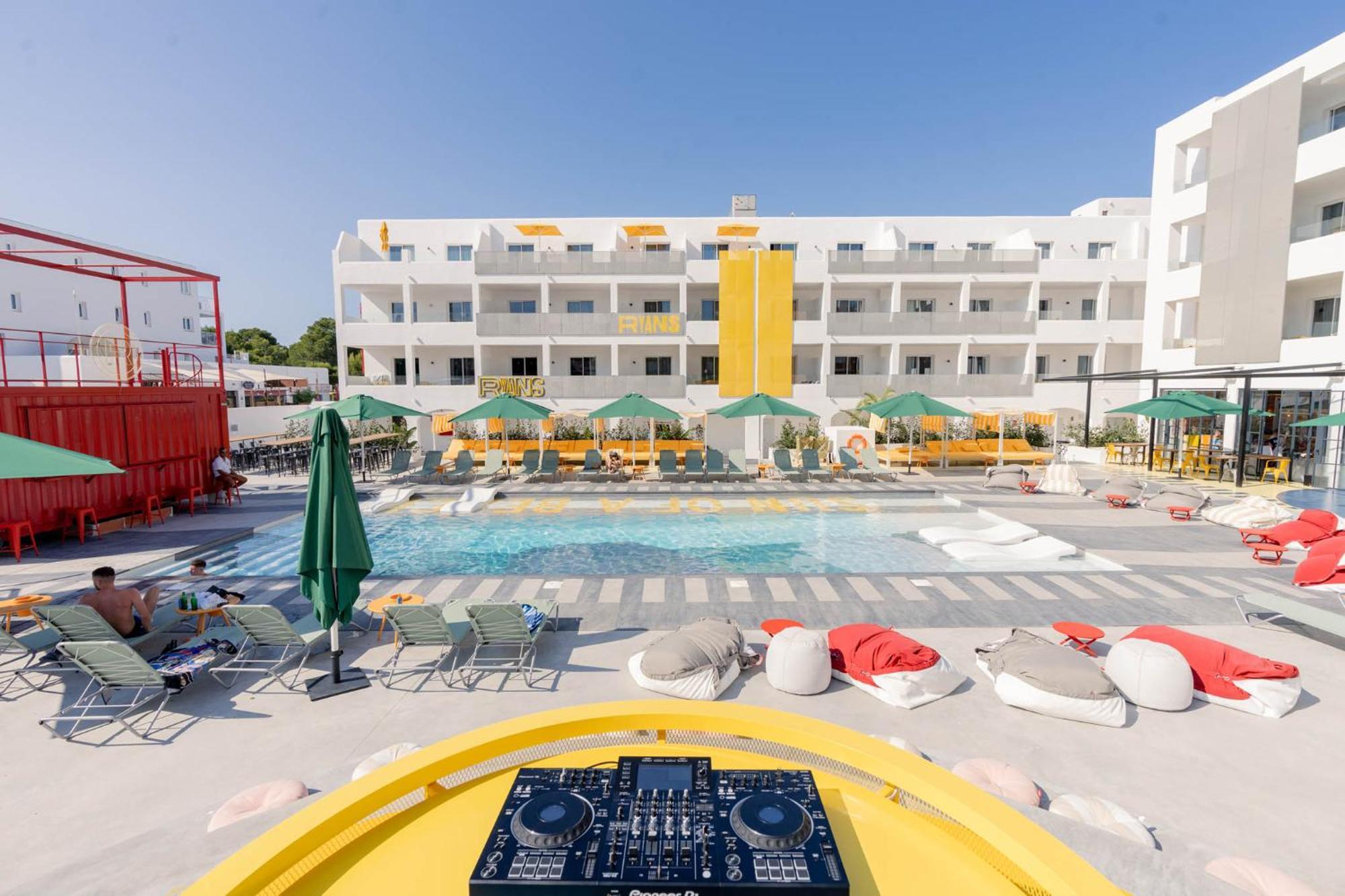 Ryans Lolas - Adults Only Sant Antoni de Portmany Екстериор снимка