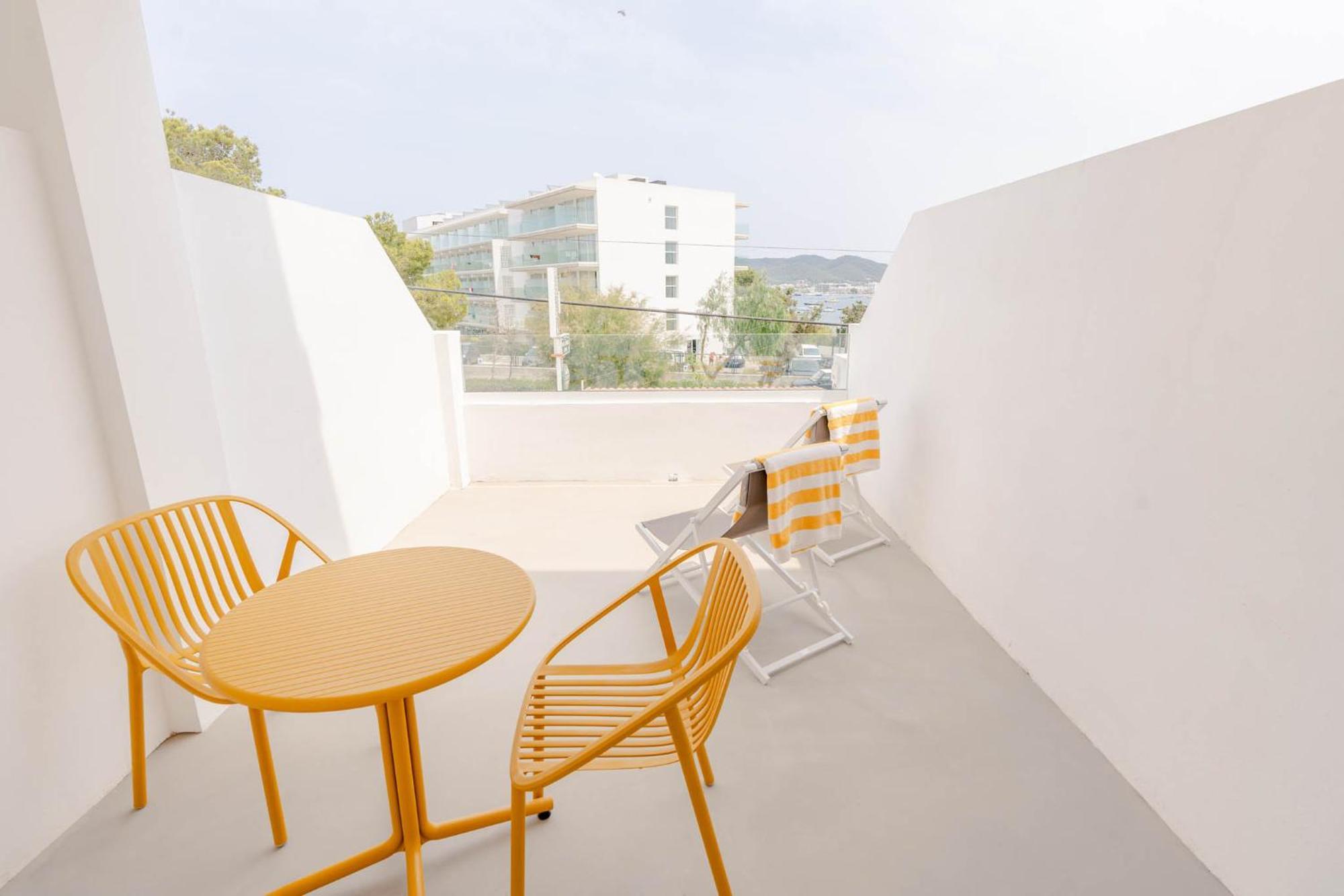 Ryans Lolas - Adults Only Sant Antoni de Portmany Екстериор снимка